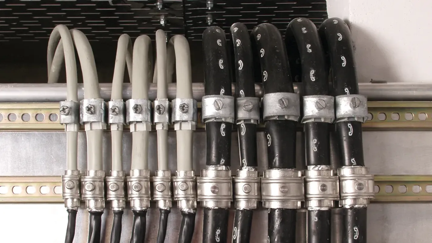 Schirmanschluss auf Ankerschiene